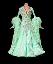 Load image into Gallery viewer, Mint green Ostrich Feather Boas Wrap Perfect for Gatsby Party, Halloween Costume, and Burlesque Performance