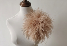 Load image into Gallery viewer, Nude champagne ostrich feather boutonniere, neutral lapel pin for weddings, formal events and bridal parties