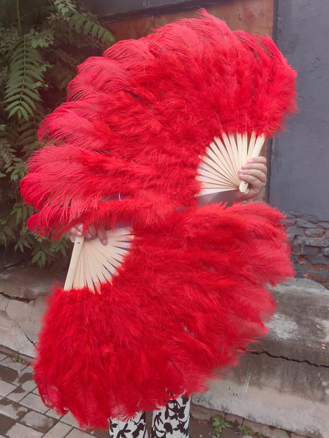 How to Choose the Perfect Burlesque Feather Fan: The Ultimate Guide for Professional Dancers