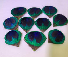 Load image into Gallery viewer, 100 10-12inch Heart shape  Peacock Feathers for wedding centerpiece
