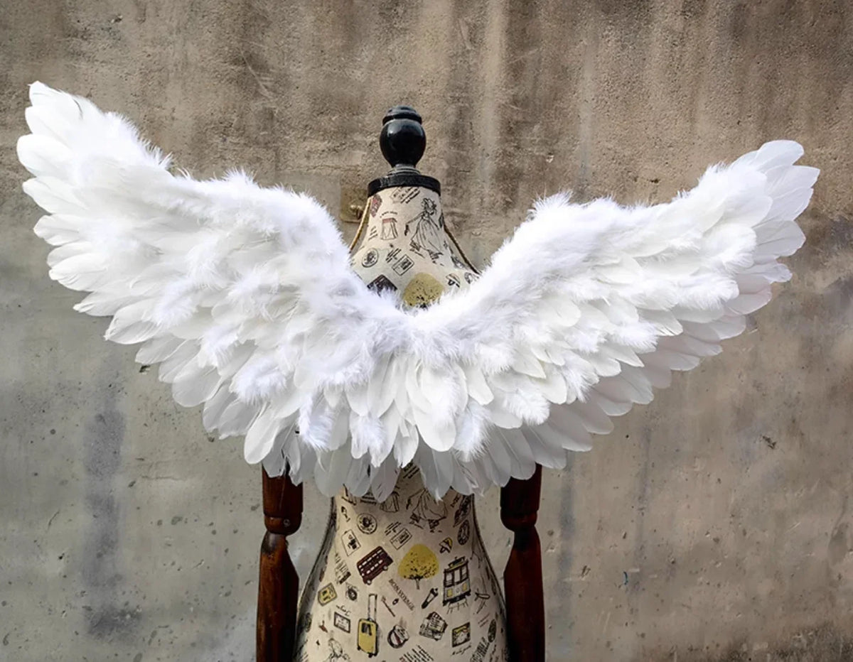 Classic white feather angel wings, versatile costume prop for Halloween, parties and photography